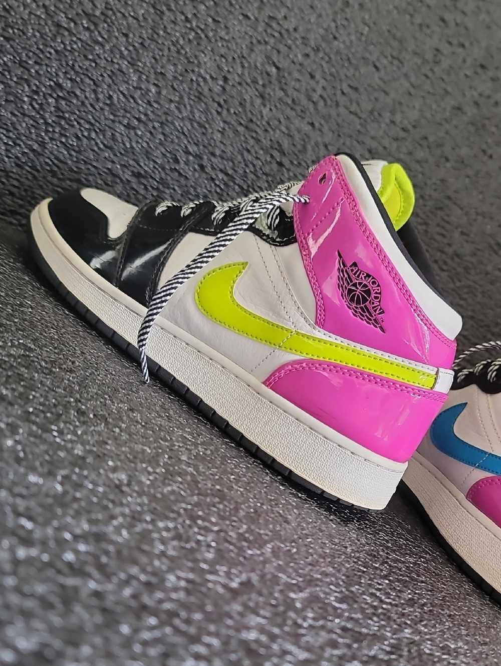 Nike Air Jordan 1 Mid (special edition) "Cyber Active Vibrant Pink" Wmns 8 - Picture 9 of 16